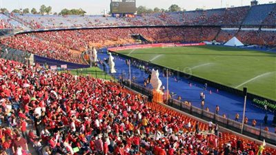 مدرجات استاد القاهرة تكتسي بلون فانلة الفراعنة في ليلة مصرية (صور)