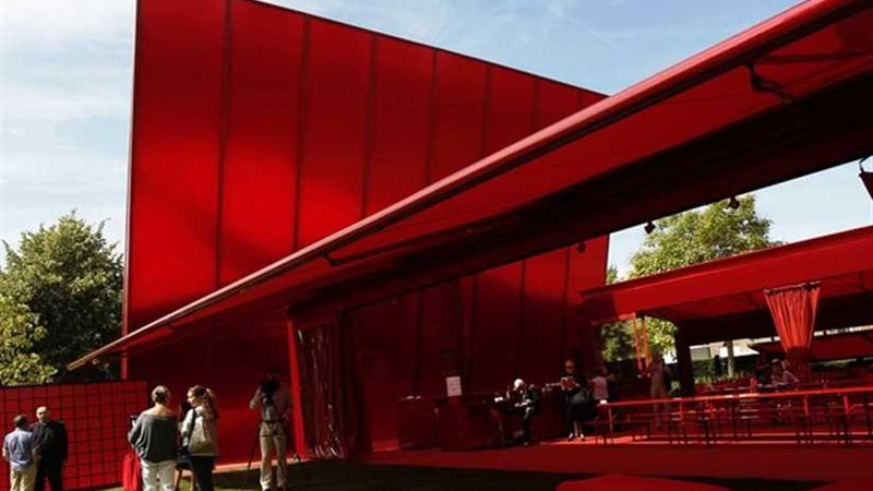 استقالة مديرة معرض