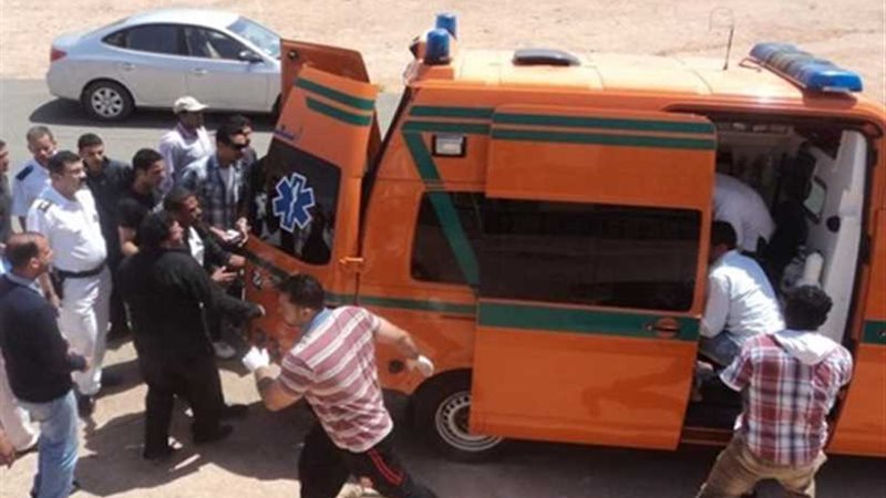 إصابة شخصين إثر انقلاب
