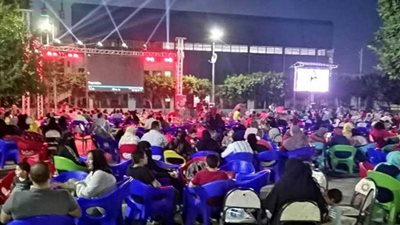 بالصور.. توافد الأهالي على شاشات عرض بطولة أفريقيا بكفرالشيخ