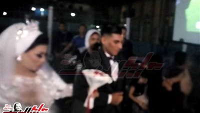 مصر بتفرح.. عروسان يشاهدان مباراة كأس الأمم الأفريقية بمركز شباب بنها