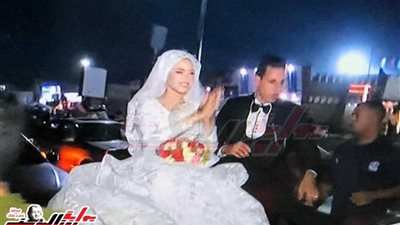 عروسان يحتفلان مع الجماهير بفوز المنتخب