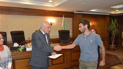 محافظ الجيزة يسلم خطابات التشغيل الصيفي لــ300 شاب وفتاة