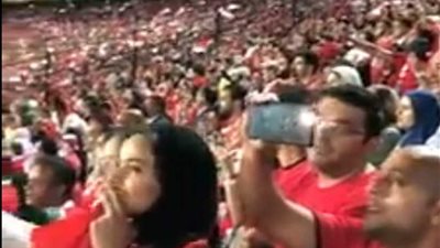 شاهد.. النشيد الوطني يهز أرجاء مدرجات استاد القاهرة في إفتتاح 