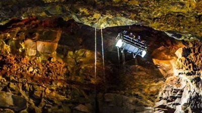 بالصور..رحلة داخل فوهة بركان 