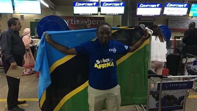 بالصور.. وصول مشجعي تنزانيا والمغرب لمصر على طائرات مصر للطيران لمؤازرة منتخبيهما