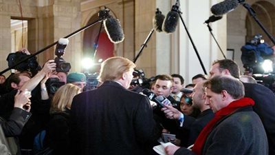 بسبب صورة ترامب يهدد صحفيا بالسجن