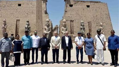 رئيس جمهورية موزمبيق يقوم بجولة في نهر النيل بمدينة الأقصر