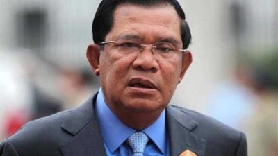 رئيس وزراء كمبوديا يشرف على عملية إنقاذ بموقع انهيار مبنى غربي البلاد