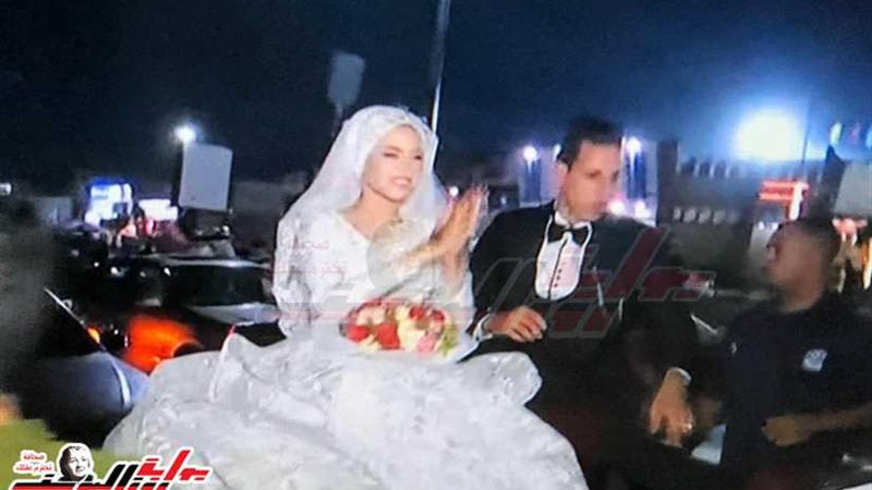 عروسان يحتفلان مع