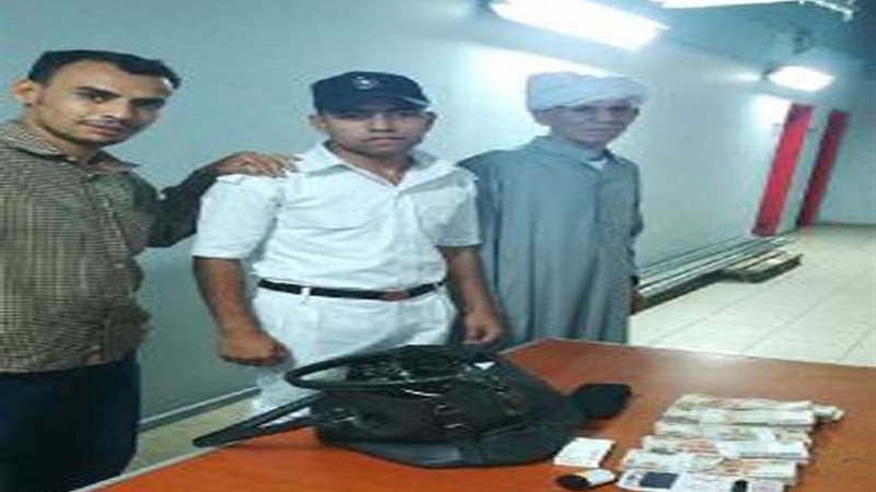 مجند يعيد حقيبة بها