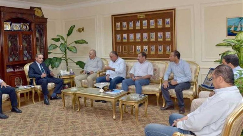 محافظ أسيوط يبحث