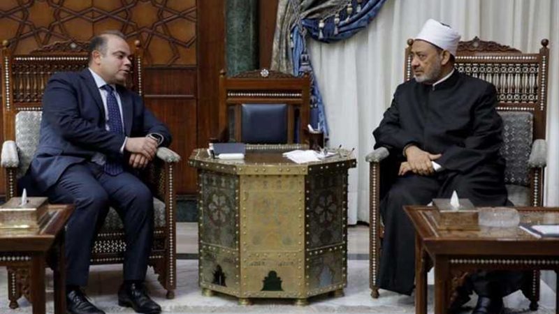 الإمام الأكبر يبحث