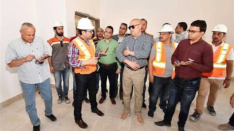 وزير الإسكان يختتم