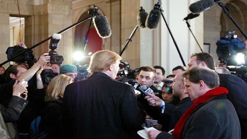 بسبب صورة ترامب يهدد