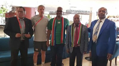 وزير الرياضة الجنوب إفريقي يساند منتخب بلاده من استاد السلام
