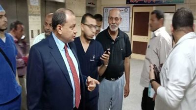 رئيس جامعة بني سويف يقوم بزيارة مفاجئة للمستشفى الجامعي
