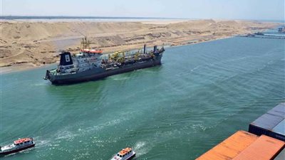 44 سفينة تعبر قناة السويس بحمولات 3.4 مليون طن