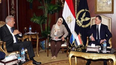 وزير الداخلية يستقبل مفوض الهجرة والمواطنة بالاتحاد الأوروبي.. صور