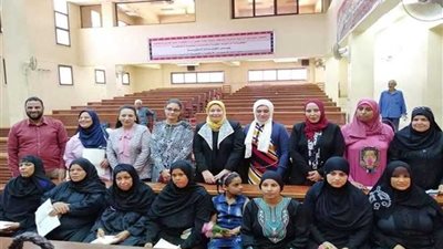 قومي المرأة بأسيوط يسلم 123 شهادة أمان للمرأة المعيلة (صور)