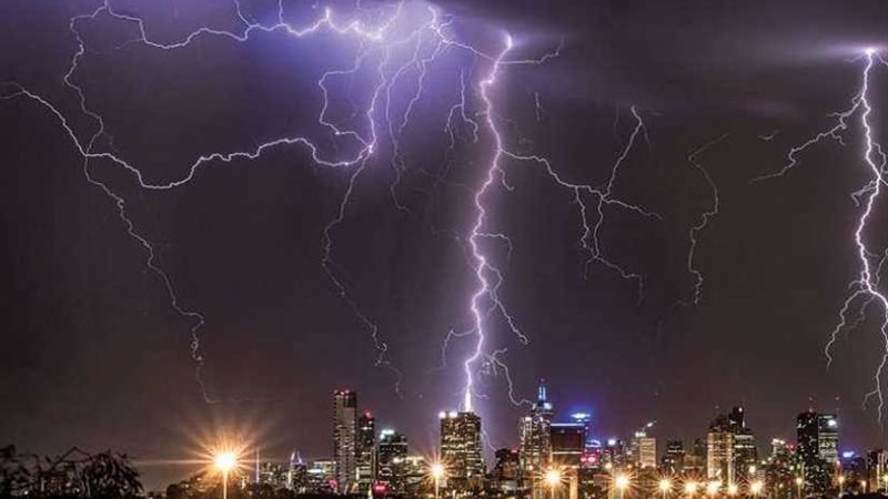 عواصف رعدية تضرب