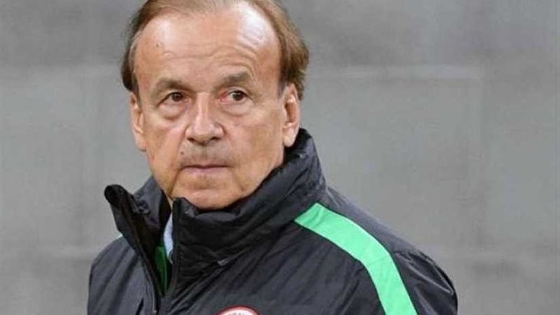 مدرب نيجيريا يشيد