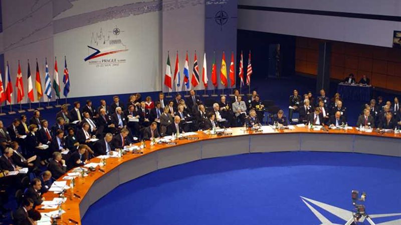 الناتو يطالب روسيا