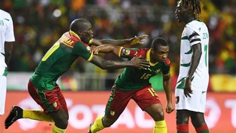 الأسود يكشر عن أنيابه