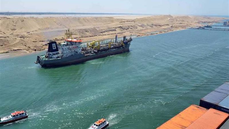 44 سفينة تعبر قناة