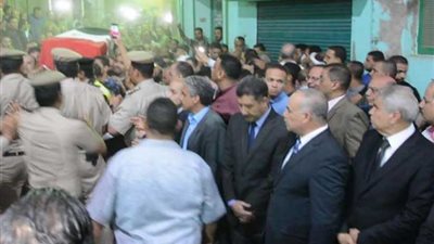 محافظ المنيا يتقدم الآلاف في تشييع جنازة شهيد الوطن النقيب مصطفى عثمان .. (صور)