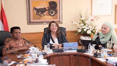 سيدة بوروندي الأولى تطلع على برامج 