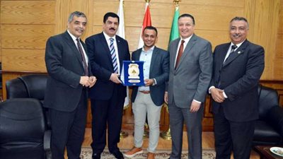 رئيس جامعة بنها يكرم رئيس اتحاد الطلاب