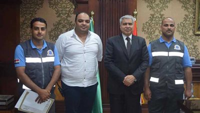 محافظ المنيا يكرم مسعفين لأمانتهما