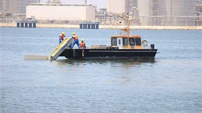 تدريب عملي لمكافحة تلوث بحري بميناء دمياط (صور)