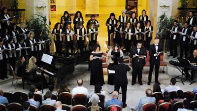 مواهب غنائية شابة مع كورال القاهرة الاحتفالي في الجمهورية