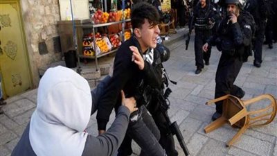 الاحتلال يعتقل شابين فلسطينيين خلال مواجهات شرق القدس