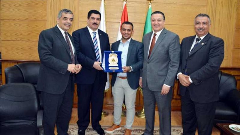 رئيس جامعة بنها يكرم