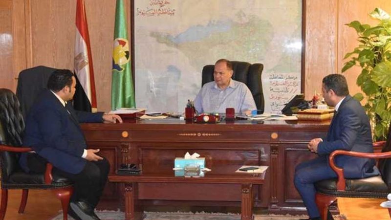 محافظ الفيوم يبحث