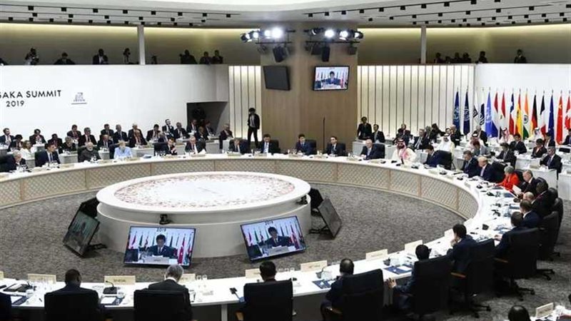 ملفات شائكة على طاولة