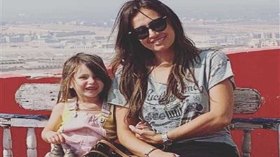 شاهد.. حلا شيحة تقضي أجمل لحظات العمر مع طفلتها