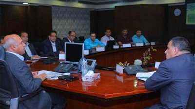 وزير النقل يعقد اجتماعًا مع رؤساء ورش السكك الحديدية لمتابعة خطط التطوير