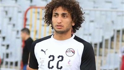 عمرو وردة يتابع مباراة مصر وأوغندا من المدرجات