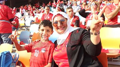 آباء بصحبة أبنائهم في رحلة الاستاد لتشجيع المنتخب