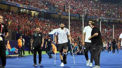 جنش يدعم الفراعنة أمام أوغندا بالعكاز