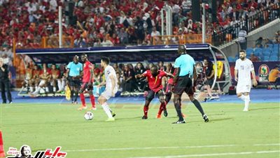 «ماجيت نداي» يطلق صافرة بداية الشوط الثاني من مباراة مصر وأوغندا