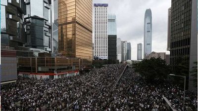 متظاهرون يحاولون اقتحام برلمان هونج كونج