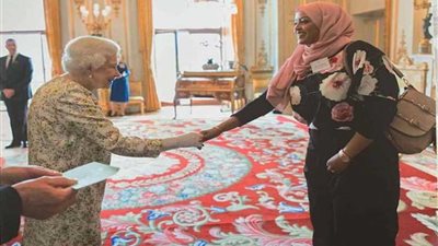 وزيرة الهجرة تهنئ مصرية من النوبة كرمتها الملكة إليزابيث لأعمالها الخيرية