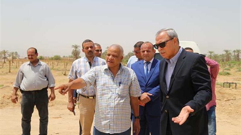 محافظ قنا يجري جولة