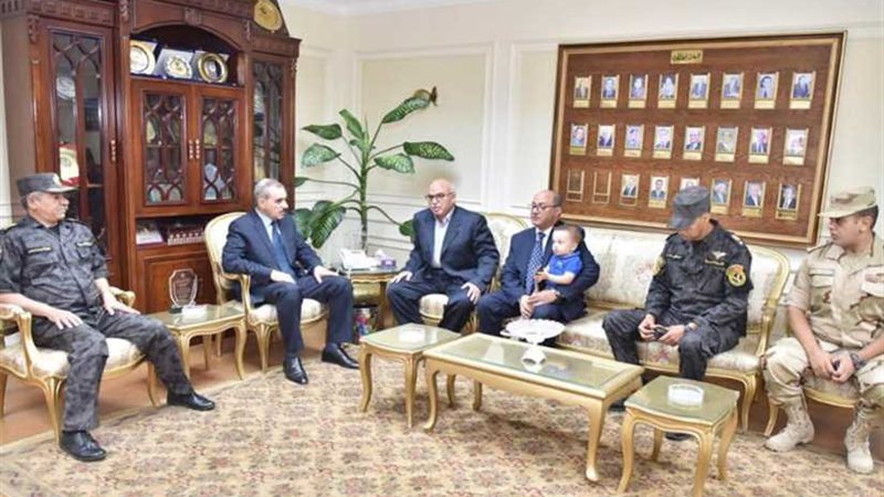 محافظ أسيوط يكرم