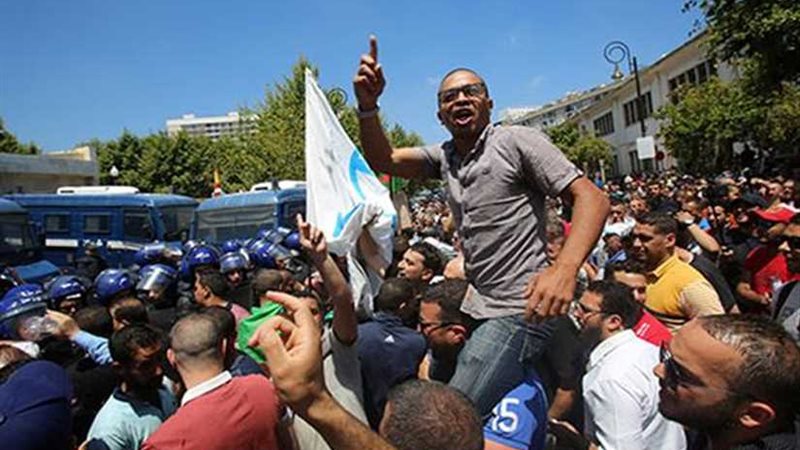 آلاف الأشخاص يحتشدون